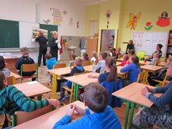 Děti ze školy v Ejpovicích prožily dopoledne s hasiči a policisty.