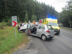 Čelní srážka dvou osobních vozidel v Buchlovských kopcích blokovala silnici