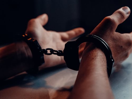 Muž přepadl čerpací stanici kvůli penězům. Policisté ho zadrželi během několika minut