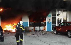 Požár autodílny v Olomouci Holici se zraněním