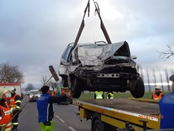 Střet osobního vozidla a traktoru s přívěsem řidič v „osobáku“ nepřežil . 