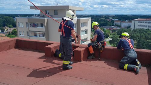 Hasiči slaňovali ke zraněné ženě
