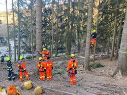 Náročný výcvik hasičů v polygonu a výcvik lezeckých nováčků 