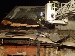 Šest hasičských jednotek likvidovalo na Opavsku dnes v noci požár domu s uskladněnou pyrotechnikou, plameny napáchaly škodu za milion korun