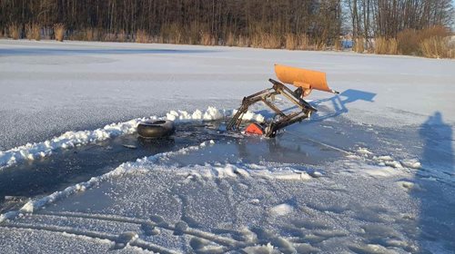 Traktor se propadl ledem a vyžádal si zásah hasičů potápěčů