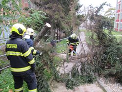 Silný vítr zaměstnal hasiče v celém Zlínském kraji. Souhrn událostí 
