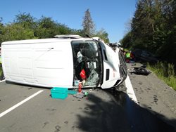 Po střetu osobního vozu a dodávky jedna osoba zemřela