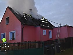Při požáru domu na Rakovnicku zemřela jedna osoba