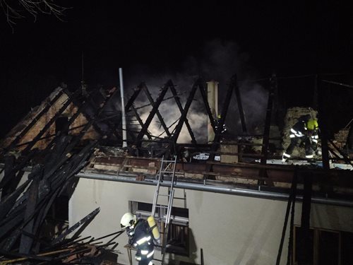 Požár rodinného domu si vyžádal rozsáhlý zásah