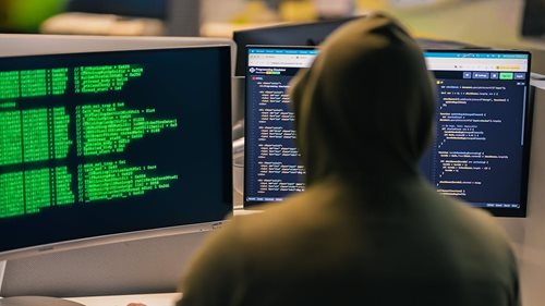 Falešní bankéři i policisté ho připravili o více než milion. Podvod začal jedinou SMS