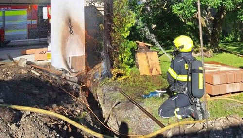 Překopnutá plynová přípojka způsobila požár. Hasiči evakuovali obyvatele domu