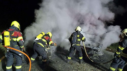 Dvě zaparkovaná auta zachvátil noční požár. Na místě zasahovaly dvě jednotky hasičů