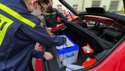 Pražští profesionální hasiči rozváží vakcíny praktickým lékařům