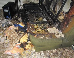 Neopatrnost při kouření způsobila požár bytu. Plameny, saze a sálavé teplo napáchaly škodu okolo 200 000,-Kč 