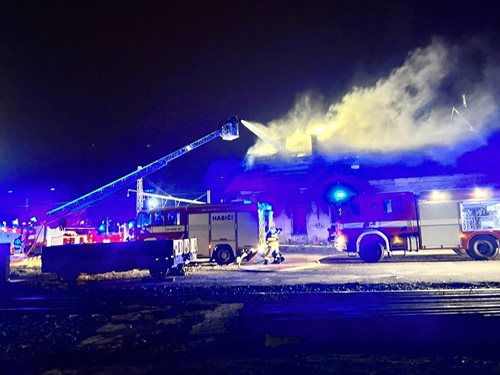 Požár nádražní budovy zdolalo 10 jednotek hasičů