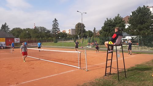 Na stanici v Dobrušce se konal tradiční přebor v nohejbalu trojic