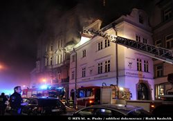 Po půlnoci hořela kuchyň restaurace v centru Prahy, objekt je památkově chráněn