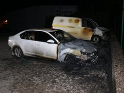 Ve Smiřicích v Královéhradeckém kraji   likvidovali hasiči v noci požár dvou osobních automobilů 