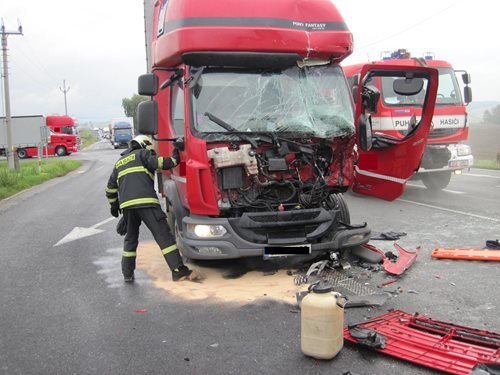 Srážka nákladního a osobního vozu. Lékař hasičům sdělil, že řidič osobního vozu je mrtev.
