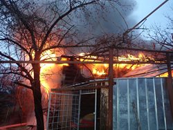 U požáru hospodářských objektů zasahovaly tři jednotky hasičů