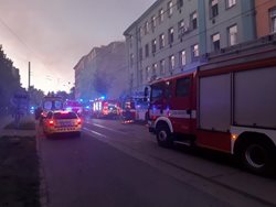 Při požáru sklepních kóji se zranilo šest lidí