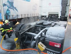 Ranní zásah hasičů u hořícího kamionu zabránil rozšíření požáru