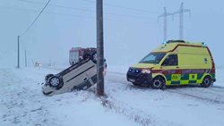 U Jinošova na Vysočině havaroval osobní vůz, nehoda si vyžádala jedno zranění