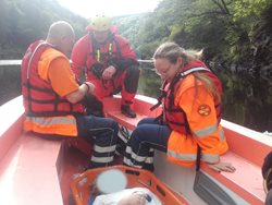Hasiči převezli pacientku k ošetření pomocí člunu