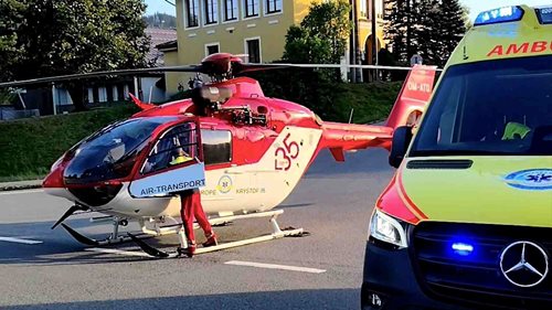 Vážná nehoda motocyklisty. Muži selhávalo dýchání, do nemocnice jej transportoval vrtulník