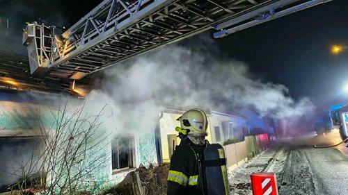 Požár domu si vyžádal rozsáhlý zásah hasičů