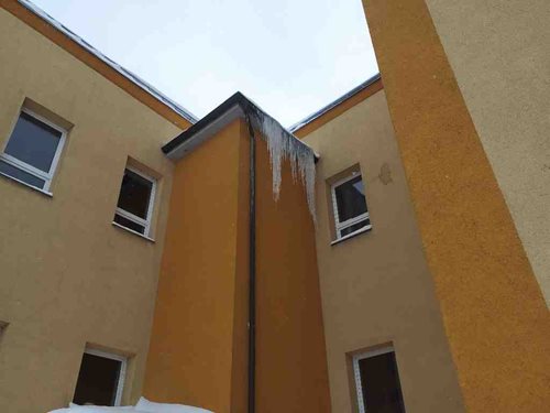 Padající sníh ze střech vás může ohrozit na životě