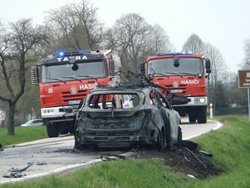 U Nové Bystřice začaly motorka i osobní auto po srážce hořet