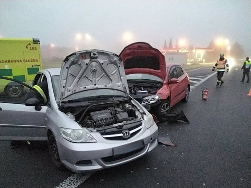 Srážka dvou aut zablokovala hlavní tah, zraněné ošetřili záchranáři