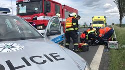 K nehodě motorkáře a osobního vozidla u Tuklat letěl vrtulník