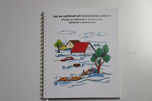 Slabozrací a nevidomí žáci dostali pod stromeček novou publikaci