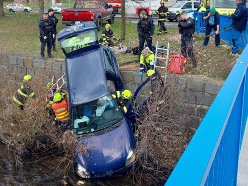Neopatrná jízda skončila v řece