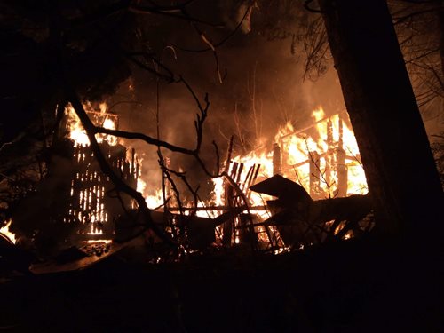 Požár chatky zničil objekt během několika minut
