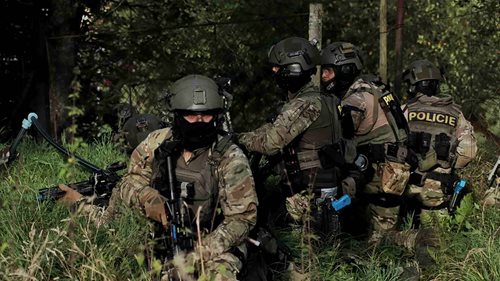 Když rozhodují zlomky vteřin. Elitní policisté tří zemí nacvičovali společné zásahy