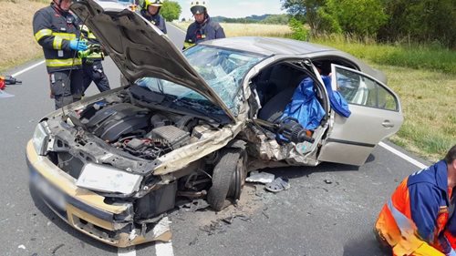 Šest zraněných po čelním střetu dvou aut. Jednoho z nich vyprošťovali hasiči