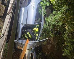 Kuriózní noční nehoda: Auto na boku, zraněný v pasti