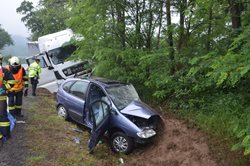 Tragický střet osobního vozidla s nákladním autem 