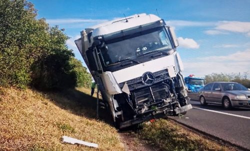 Kamion sjel z dálnice a hrozilo jeho převrácení. Převážel přes 20 tun nákladu