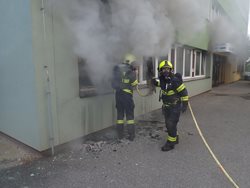 K požáru v administrativní budově vyjelo pět jednotek hasičů. Aktualizace