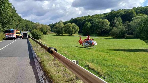 Střet auta s motocyklem si vyžádal tři zraněné. Řidiče museli z vozidla vyprostit hasiči