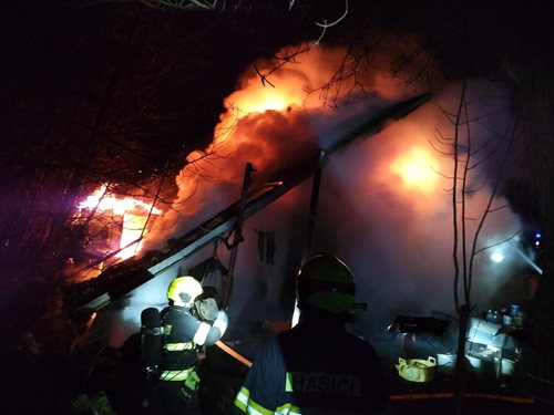 Požár rekreační chaty skončil zničenou střechou a zásahem čtyř jednotek hasičů