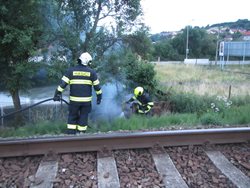 Požár kompostu zpomalil dopravu na blízké železniční trati.