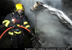 V radotínské zahrádkářské kolonii hořelo auto, ve kterém spal muž. 