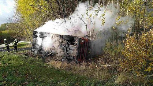 Nákladní auto skončilo na boku a začalo hořet. Hasiči museli povolat jeřáb