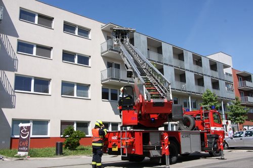 Seniora hasiči zachraňovali pomocí výškové techniky