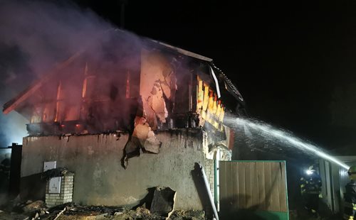 Noční požár u Velvar způsobil škodu dva a půl milionu korun